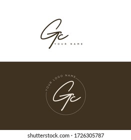  G C GC Escritura manuscrita inicial y logotipo de la firma.	