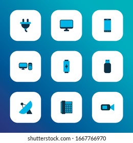 Iconos de gadget coloridos con enchufe, batería, camcorder y otros elementos satelitales. Iconos de gadget de ilustraciones vectoriales aisladas.