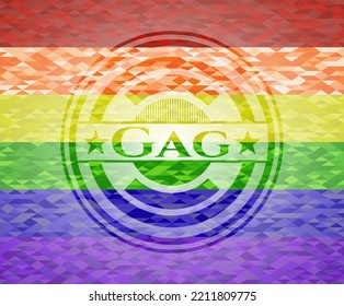 Emblema mordaza sobre fondo de mosaico con los colores de la bandera LGBT. 
