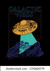 Diseño de impresión de slogan de vibraciones galácticas con espacio e ilustración de ufo