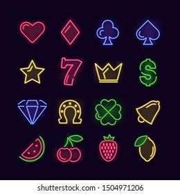 Juego de iconos de la línea delgada del Casino de juegos incluye de diamantes, siete, corazón, cereza, limón y herradura. Iconos ilustrados por vectores