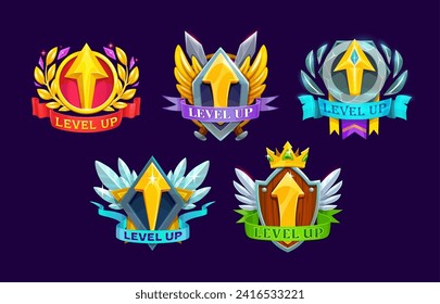 La interfaz de juego aumenta el nivel de las insignias y gana iconos con flechas, vectores ui activos. Caricatura con flechas de oro hacia arriba sobre escudos con corona dorada, alas, espadas y corona laurel. Conjunto de botones de rango completo de nivel