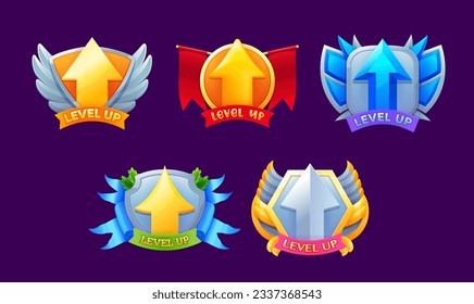 Insignias para elevar el nivel de juego y ganar iconos. Bonos vectoriales, emblemas de recompensa de rango con flechas, alas y escudo de oro y plata. Interfaz de usuario de ui o aplicación gui de evaluación ganadora, logro de calificación