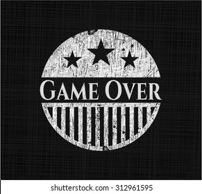 Juego sobre emblema de pizarra en tablero negro