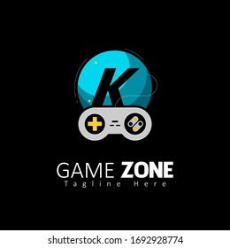 Diseño de logotipo de carta de juegos K con elemento de juego Joystick. Plantilla de ilustración de vectores