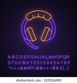 Gaming headset neon light icon. Esports equipment. Computer headphones with microphone. Game device. Glowing sign with alphabet, numbers and symbols. Vector isolated illustration