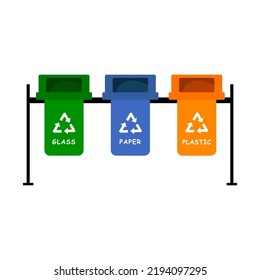 Cubos de basura de diferentes colores con papel, plástico, vidrio, reciclable. Separación de desechos, clasificación de desechos, gestión de desechos. Ilustración vectorial con fondo aislado.