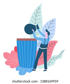 Contenedor de basura que arroja basura del servicio de limpieza del trabajador bolsa de basura vectorial personaje masculino en el vertedero uniforme tareas domésticas y utilización de la limpieza y reciclaje planta abstracta