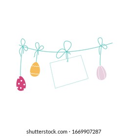 Garland de huevos de colores aislados en un fondo blanco. Lugar del texto