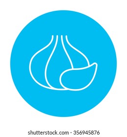 Icono de línea de ajo para web, móvil e infografía. Icono de blanco vector en el círculo azul claro aislado en fondo blanco.