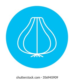 Knoblauch-Line-Symbol für Web-, Mobil- und Infografiken. Vektorweißes Symbol auf hellblauem Kreis, einzeln auf weißem Hintergrund.