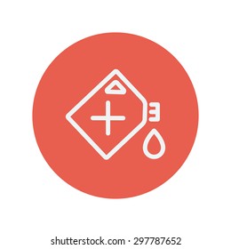 Icono de línea delgada de recipientes de gas para diseño plano minimalista web y móvil. Icono blanco vector dentro del círculo rojo.