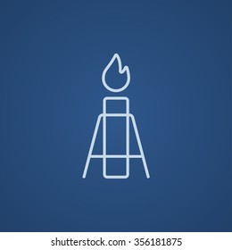 Icono de la línea de la bengala de gas para web, móviles e infografías. Icono azul claro del vector aislado en fondo azul.