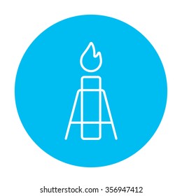 Icono de la línea de la bengala de gas para web, móviles e infografías. Icono de blanco vector en el círculo azul claro aislado en fondo blanco.