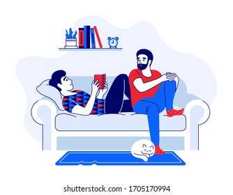 Pareja gay con gato en el sofá, leyendo libro y hablando. Pareja homosexual relajándose en un hogar moderno y acogedor. Dibujo vectorial de dibujos animados y muebles domésticos