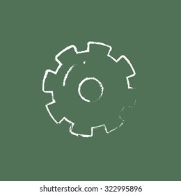 Mano de engranaje dibujada en tiza sobre un icono blanco vectorial de pizarra aislado en un fondo verde.
