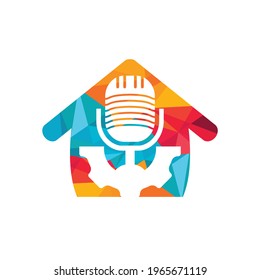Gear Podcast Vektor Logo Design-Vorlage. Cog-Rad und Mikrofon mit Home-Icon-Design.