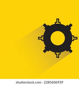engranaje con sombra sobre fondo amarillo