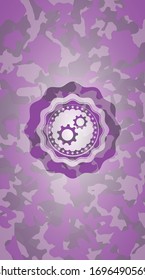 engranaje, icono de trabajo en equipo dentro del emblema de camuflaje rosa