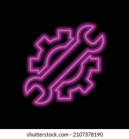 Icono simple de la llave mecánica. Diseño plano. Neón morado sobre fondo negro.ai