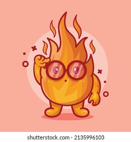 Mascota del personaje de la llama del fuego Genius con gesto de pensar dibujos animados aislados de estilo plano 