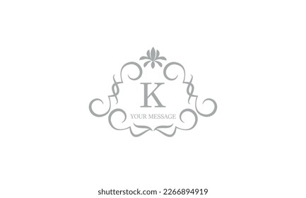 Elegante monograma para tarjetas, invitaciones, menús, etiquetas con la letra inicial K. Diseño gráfico para páginas, carteles de negocios, boutiques, cafés, hoteles. Elementos clásicos de diseño de invitación a boda.