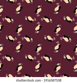 Geometrisches abstraktes, nahtloses Muster mit Puffinelementen. violetter Hintergrund der Weinrebe. Flacher Vektordruck für Textilien, Gewebe, Geschenkpapier, Wallpaper. Endlose Illustration.
