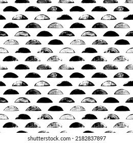 Patrón abstracto geométrico sin fisuras con semicírculos. Elementos simples de geometría en blanco y negro, imprimir círculos reducidos a la mitad. Bauhaus estilo constructivo. Patrón retro de grunge vector dibujado a mano.