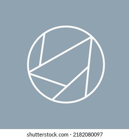 Logo de construcción geométrica. Estilo 3d minimalista. Icono de diseño moderno aislado en fondo gris. Esquema gráfico de ilustración. Símbolo creativo sagrado de geometría. Web, tecnología, triángulo, símbolo de círculo.