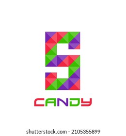 Letra geométrica S con combinación perfecta de colores vivos violeta, rojo y verde. Es bueno para el logotipo de negocios, elemento de diseño, diseño de camisetas, uso de impresión, etc.
