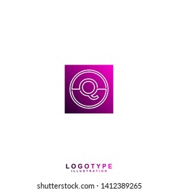 geometric purple square modern technology Q logo letter design concept. abstract square gradientt logotype. white background with logo identity symbol vector illustration. 