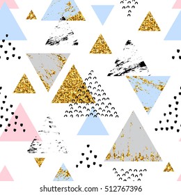 Geometrisches nahtloses Muster mit Gold und handgezeichneten Texturdreiecken. 