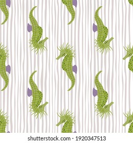 Patrón geométrico sin soldadura con siluetas simples de caballitos de mar verdes. Formas verdes sobre fondo rayado. Fondo decorativo para el diseño de tejidos, impresión textil, envoltura, cubierta. Ilustración vectorial.