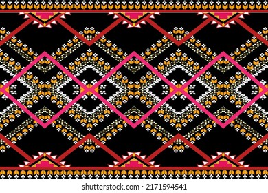 formas geométricas tejidas en triangulares Borde floral naranja y blanco sobre un fondo negro con líneas cruzadas rosadas y rojas.