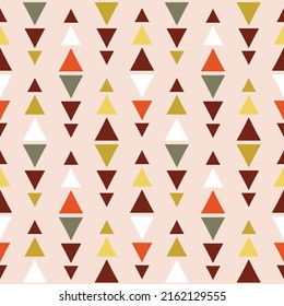 Geometrisches, einfaches Muster aus der Mitte des Jahrhunderts mit Dreiecken auf Rosa. Vintage, Retrostil-Textur für Textilien, Stoff, Innendekor, Tapete. Böhmischer Hintergrund der 60er Jahre. Helle Farben