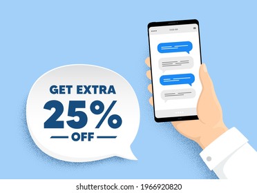 Obtén un 25% extra de la venta. Mantenga el teléfono con mensajes de chat. Signo de precio de oferta de descuento. Símbolo de oferta especial. Ahorra 25 por ciento. Burbuja de chat con descuento adicional. Smartphone con mensaje. Vector