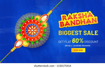 Obtén una oferta de descuento del 60% para el concepto de celebración Raksha Bandhan con la ilustración de un rakhi hermoso (muñequera) sobre fondo azul texturizado.