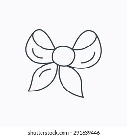 Gift bow icon. Present decoration sign. Ribbon for packaging symbol. Linear outline icon on white background. Vector