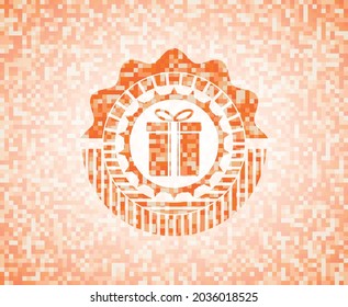 icono de caja de regalo dentro del emblema abstracto, fondo de mosaico naranja. 