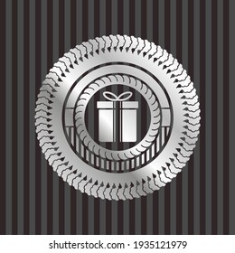 icono de la caja de regalo dentro de la placa de plata o emblema. 