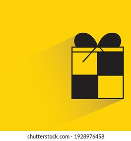 Geschenkbox mit Schatten auf gelbem Hintergrund