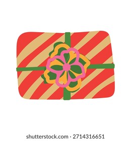 Ilustración vectorial de caja de regalo. Presente envuelto en papel rojo con rayas doradas y lazo de cinta aislado sobre fondo blanco. Diseño festivo simple para Navidades, cumpleaños en estilo plano dibujado a mano