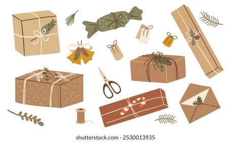 Conjunto de cajas de regalo. Festiva presenta envueltos en papel festivo, decorados con lazos de cinta, cuerdas y cordeles en papel kraft. Sorpresas en cajas de regalo. 