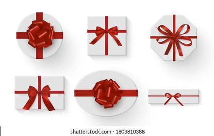 Cajas de regalo atadas con cintas rojas y decoradas con arcos diferentes formas realistas. Paquetes de cartón, contenedores. Casas festivas de diseño blanco elegante para las vacaciones. Colección de cajas de regalos de vectores.