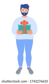 Entrega de regalo. Hombre mensajero con una caja de regalo en sus manos. Ilustración vectorial en un estilo plano. Servicio de felicitación y entrega de regalos en casa.