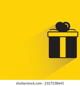 Geschenk mit Schatten auf gelbem Hintergrund