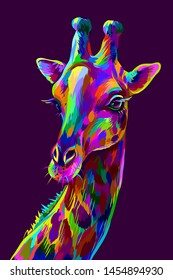 Girafa. Retrato artístico abstrato e colorido de uma girafa em um fundo roxo escuro no estilo da pop art.