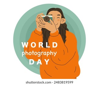 Una chica con una cámara aficionada toma fotografías. Capturar grandes recuerdos mientras viaja o en una fiesta. Día Mundial de la Fotografía. Ilustración vectorial aislada sobre fondo transparente.