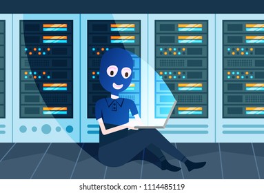 chica máscara negra hacker ataque la privacidad de datos sobre el centro de almacenamiento de datos con servidores y personal de alojamiento, tecnología informática, red y base de datos, centro de internet, soporte de comunicación, plano