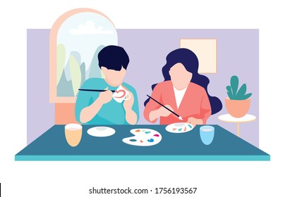 Mädchen und Junge engagieren sich für Kreativität, indem sie auf die Teller greifen. Angewandte Kunst während der Quarantäne. Kreativität hilft bei der Entwicklung von Kindern. Aktivitäten für Kinder. Malerei auf verschiedene Dinge. DIY